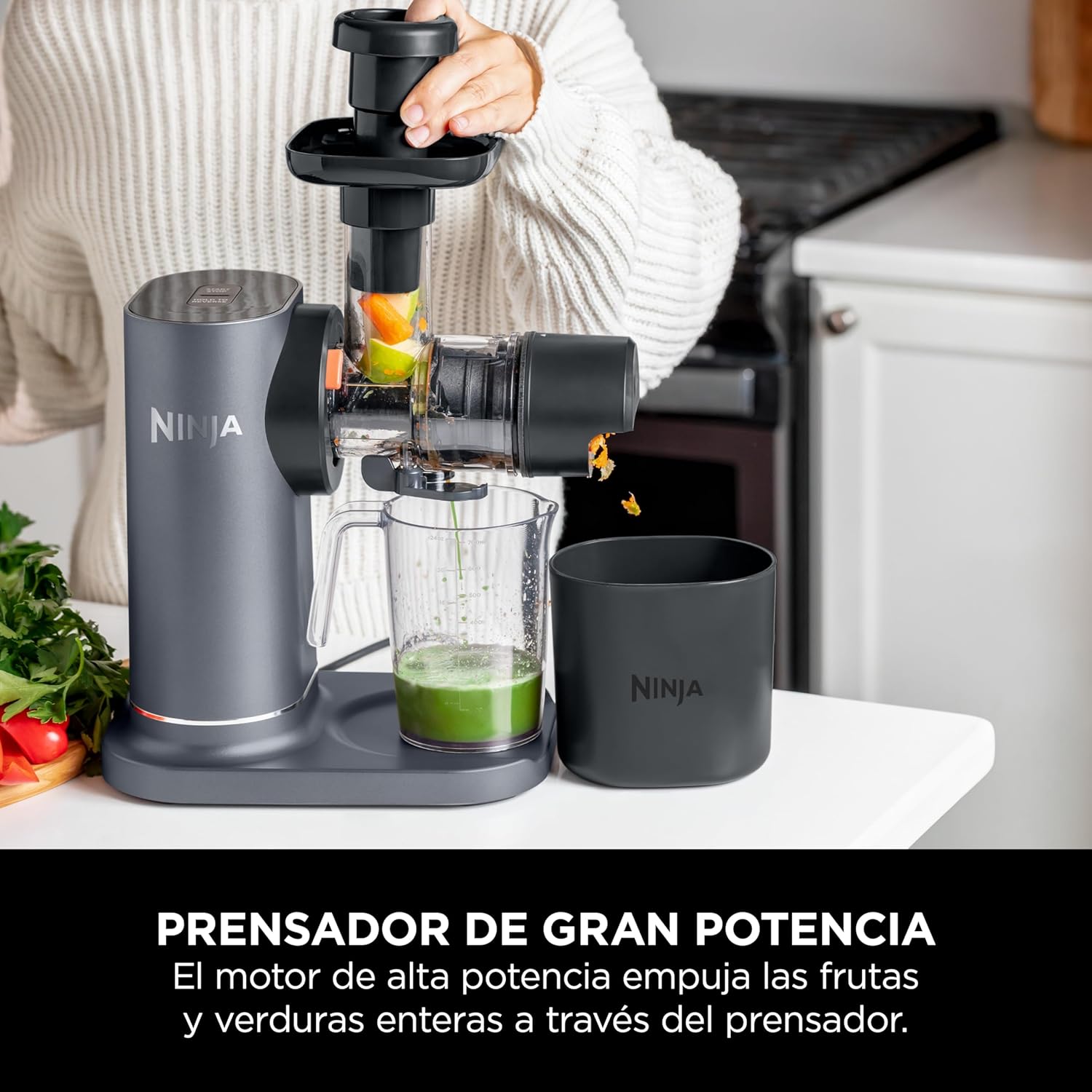 Ninja Licuadora de prensado en frío con jarra de 700 ml y recipiente para pulpa de 1,1 l para zumos y bebidas saludables, compacto, partes desmontables aptas para lavavajillas, gris, JC151EU