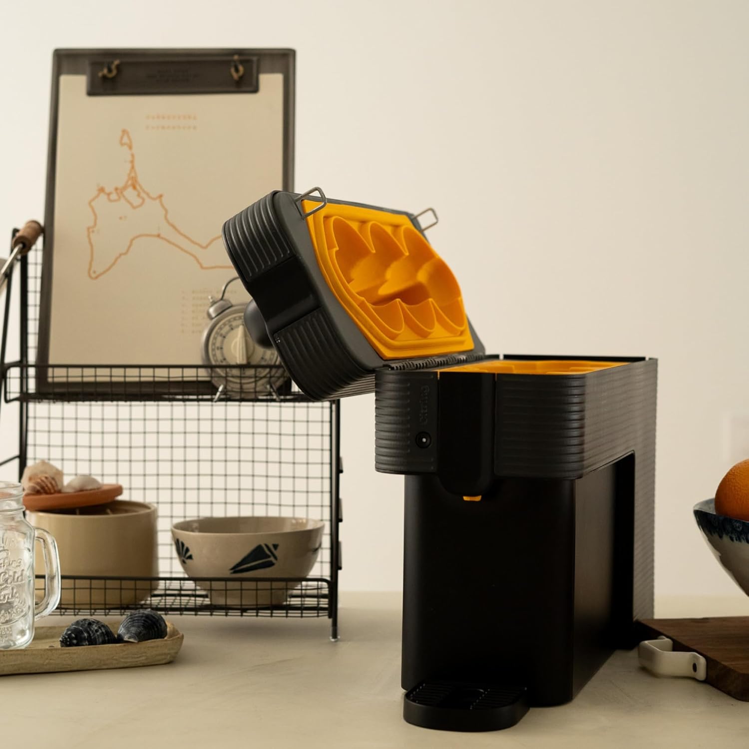 One exprimidor de naranjas electrico automatico | Tu zumo listo en menos de un minuto con solo pulsar un botón - orange juicer machine hecha en España | Más Rápida. Más Limpia. Mejor (NEGRO)