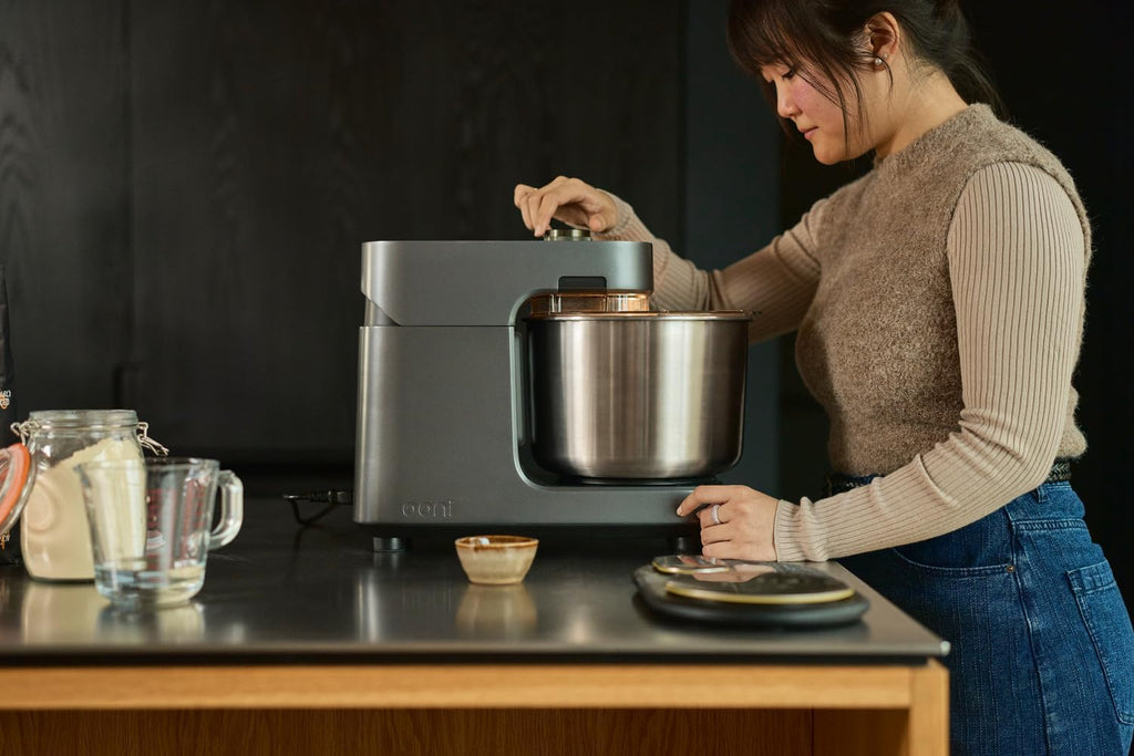Ooni Halo Pro Mezcladora Profesional de Masa en Espiral 7,3L con Accesorios, 58 Velocidades – Ideal para Pan y Pizza – Gris Antracita