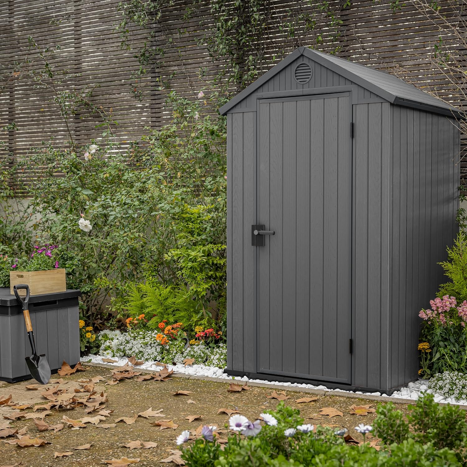 KETER Darwin 4x4 Caseta de jardín, 125.8 x 117 x 205 cm y 1.4 m2, Suelo, Sistema de ventilación, Puerta y Ventana, Resistente al Agua, Color Gris