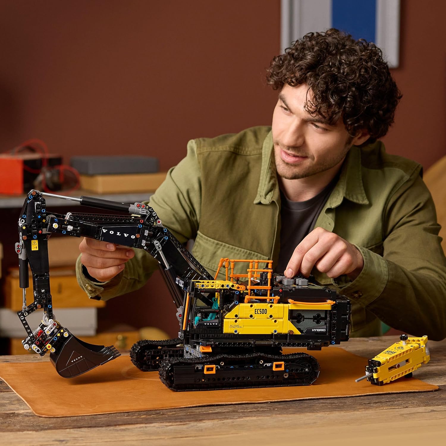 Technic Excavadora Volvo EC500 Hybrid - Kit de Maquetas para Adultos de Vehículo de Obra Motorizado con Brazo Móvil, Orugas, Martillo y Pala - Idea de Regalo para Hombres 42215