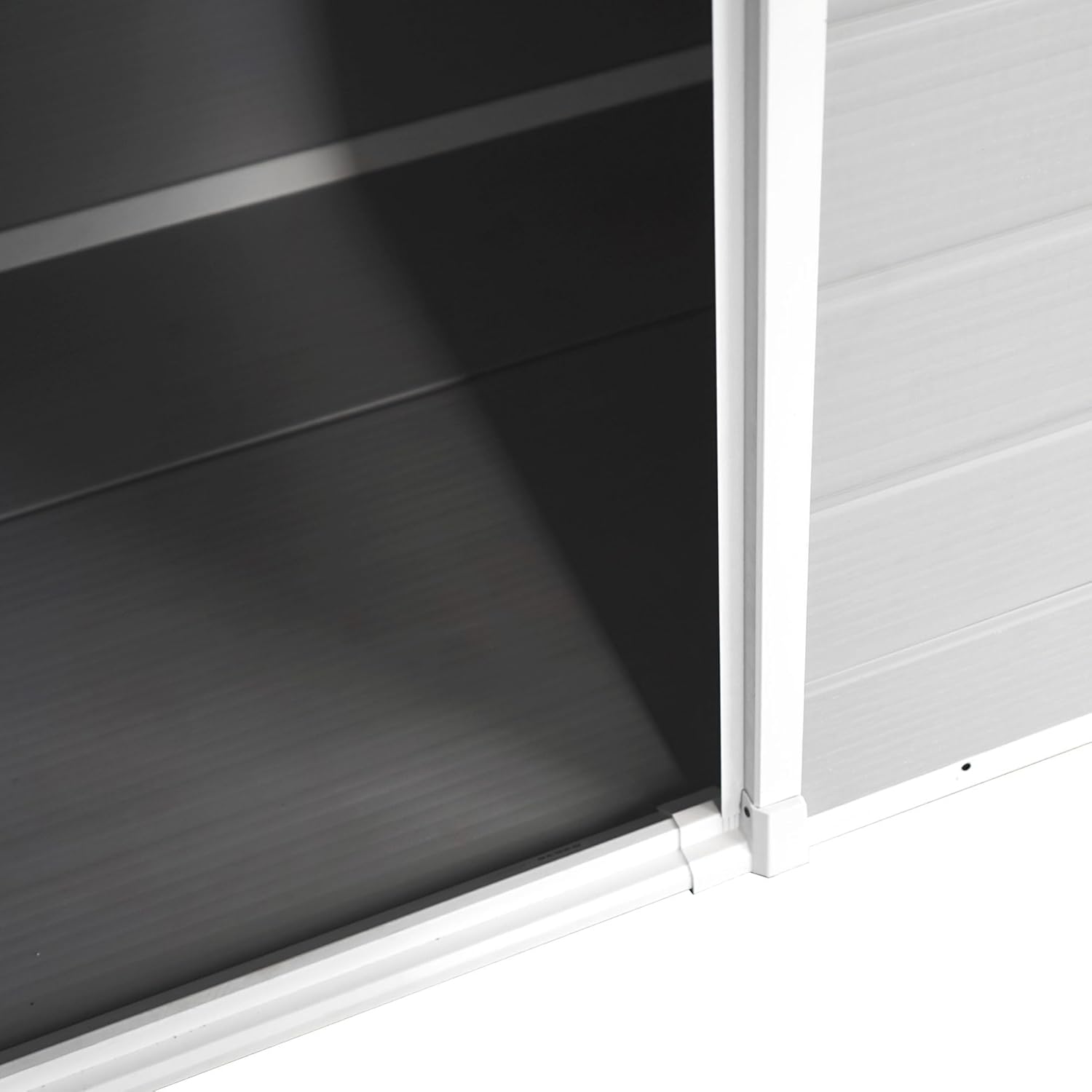 Wasabi - Caseta de Resina Jardín Unit 1.4 – Ventana Luz Natural - Suelo Incluido - Paneles 12mm de Espesor - Gris Blanco - Cobertizo PVC Almacenaje Exterior - 1,37m2 - Techo Plano