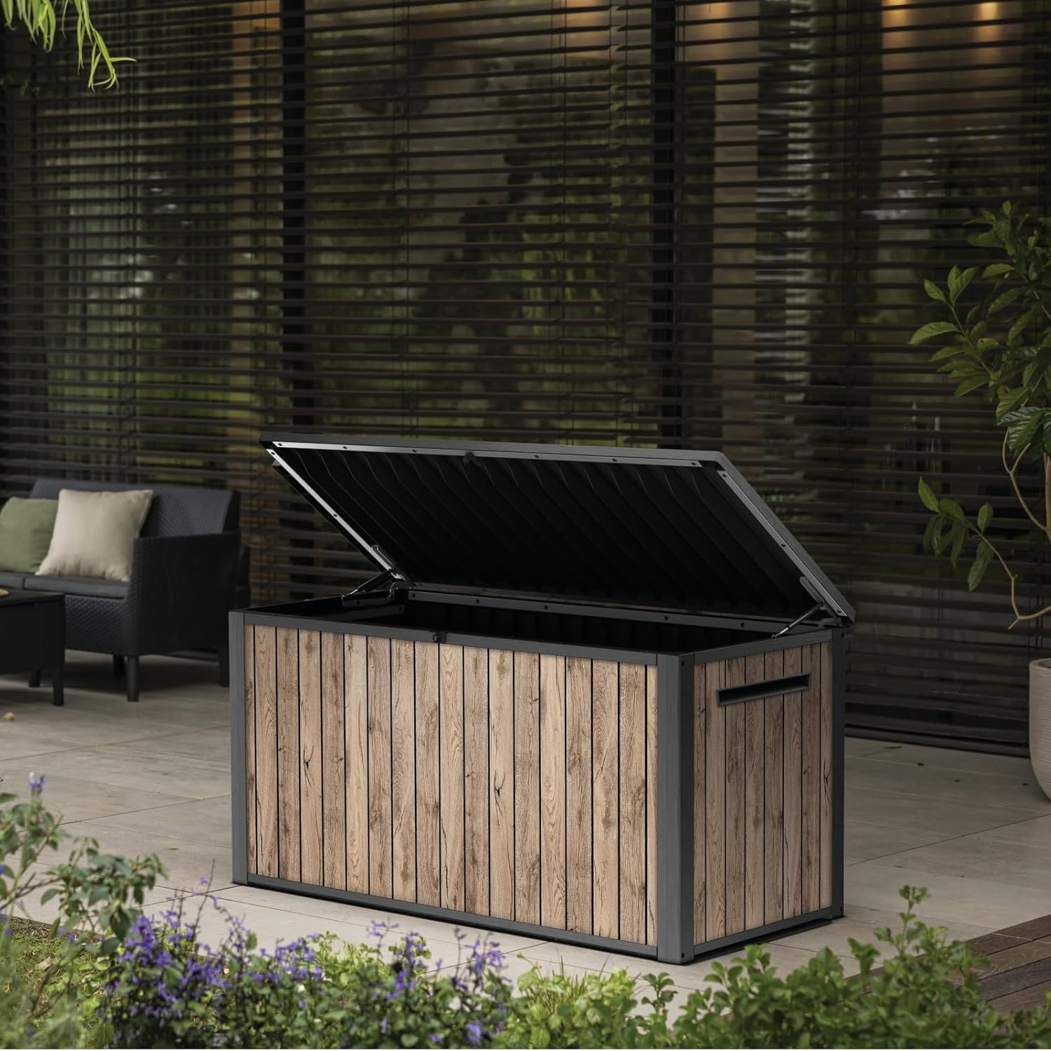 Keter Caja de jardín Sierra 643L, 144 x 67 x 73 cm, plástico con aspecto de madera (pino), tapa con resortes de gas, se puede cerrar