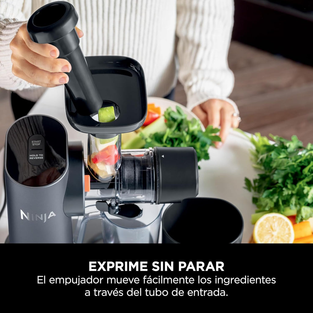 Ninja Licuadora de prensado en frío con jarra de 700 ml y recipiente para pulpa de 1,1 l para zumos y bebidas saludables, compacto, partes desmontables aptas para lavavajillas, gris, JC151EU