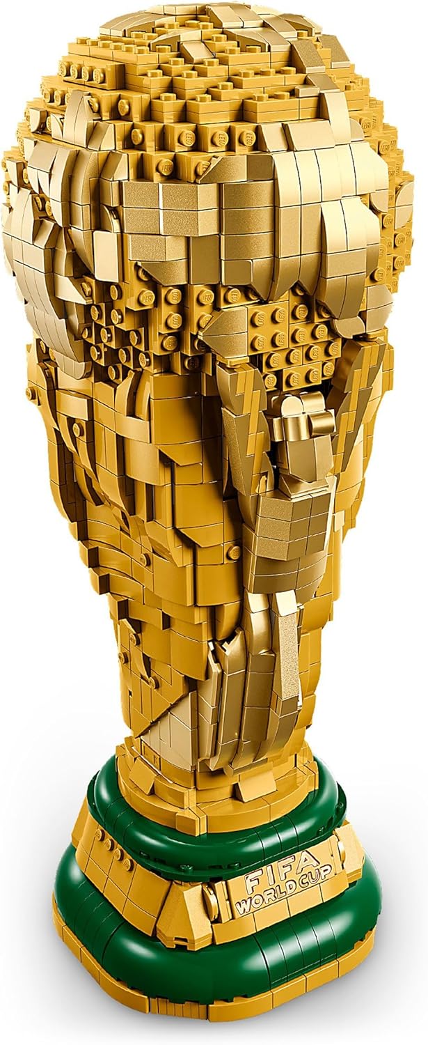 Editions Trofeo Oficial de la Copa Mundial de la FIFA - Trofeo de Juguete - Maqueta 3D con Minifigura Coleccionable - Regalo de Fútbol para Niños y Niñas de 12+ Años y Fans Adultos - 43020