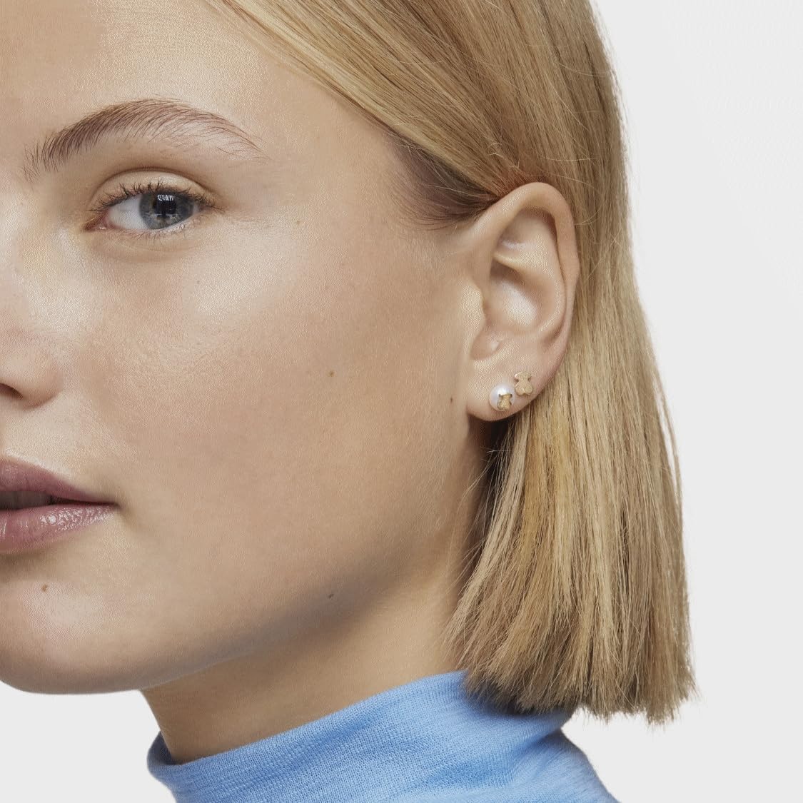 TOUS Pendientes de Oro de 18kt para Bebé con Perla Cultivada 0,6 cm y Motivo 0,45 cm, con Cierre de Rosca, Elegante y atemporal, Colección Icon Pearl
