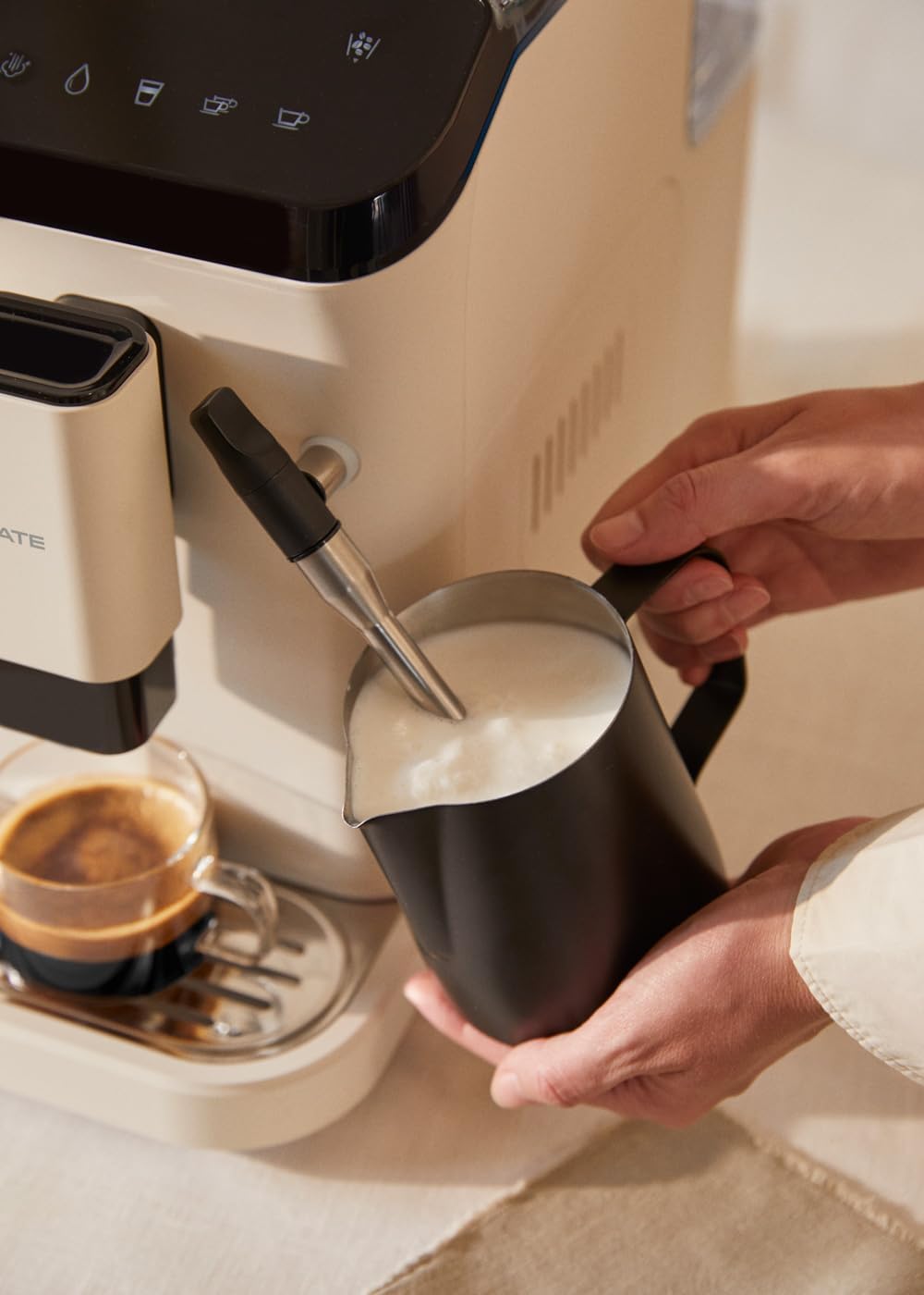 CREATE / THERA MATIC TOUCH/Cafetera superautomática blanco roto / 20 bar, tanque 1,5l, depósito para granos de café de 180g, brazo vaporizador, panel de control táctil, función autolimpieza, 1350W