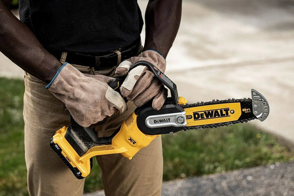 Piła łańcuchowa akumulatorowa DeWalt DCMPS520n do drewna mała pilarka 18V