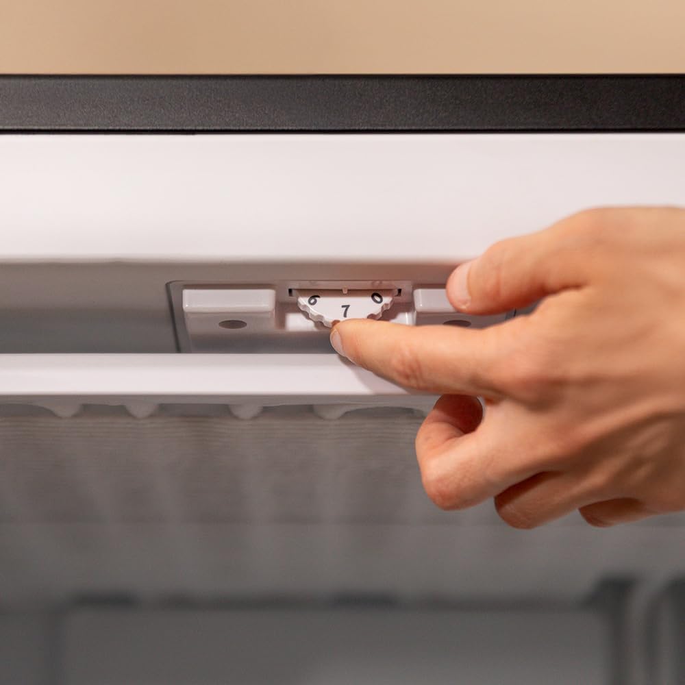 Cecotec Congelador Vertical Sobremesa 97 L Bolero CoolMarket TF 97 Inox, Clase Energética E, Diseño compacto, Puerta reversible, 3 Cajones, Medidas 55,1 x 57,5 x 83,5 cm, Color Inox