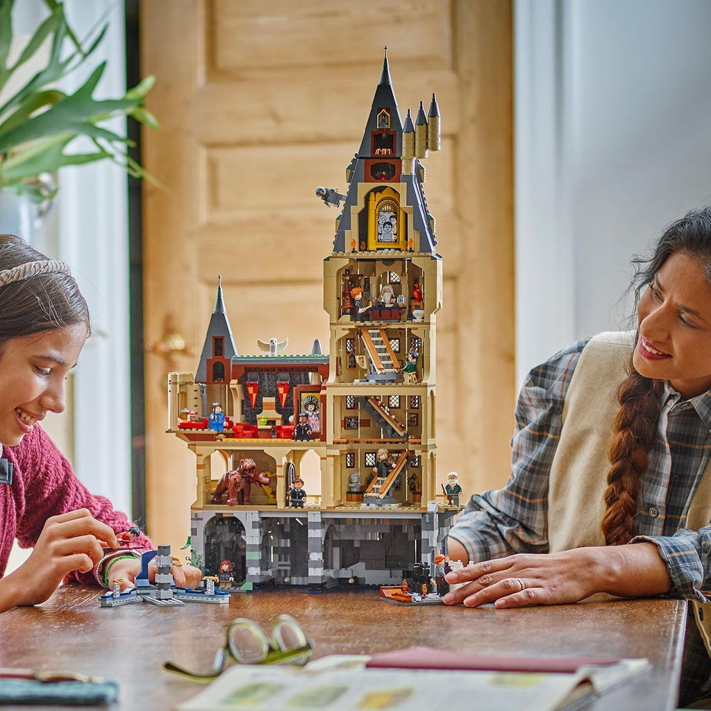 Harry Potter Castillo de Hogwarts: Torre Central - Castillo de Juguete con Cuarto de Llaves Voladoras y Ajedrez Mágico - 12 Minifiguras - Regalo para Niñas y Niños de 10+ Años 76454