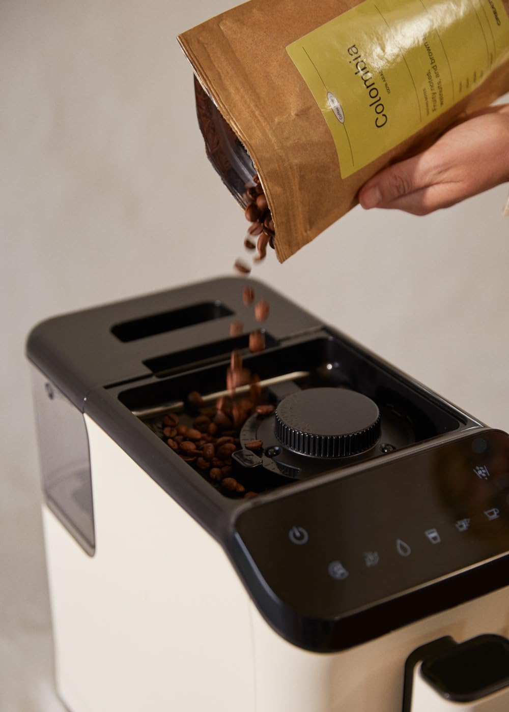 CREATE / THERA MATIC TOUCH/Cafetera superautomática blanco roto / 20 bar, tanque 1,5l, depósito para granos de café de 180g, brazo vaporizador, panel de control táctil, función autolimpieza, 1350W