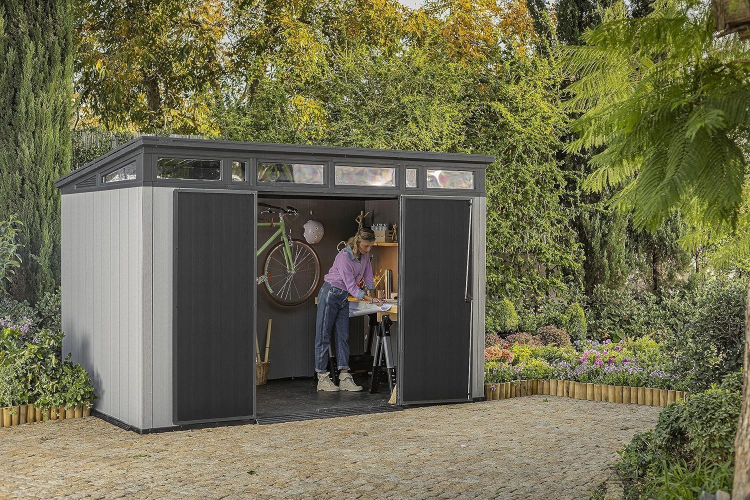 Keter Artisan Cobertizo de jardín de 11 x 7 cm, resistente a la intemperie, con suelo, techo inclinado, puertas dobles y ventanas, ideal para almacenamiento al aire libre, 342 x 218 x 226 cm, 13,7 m³,