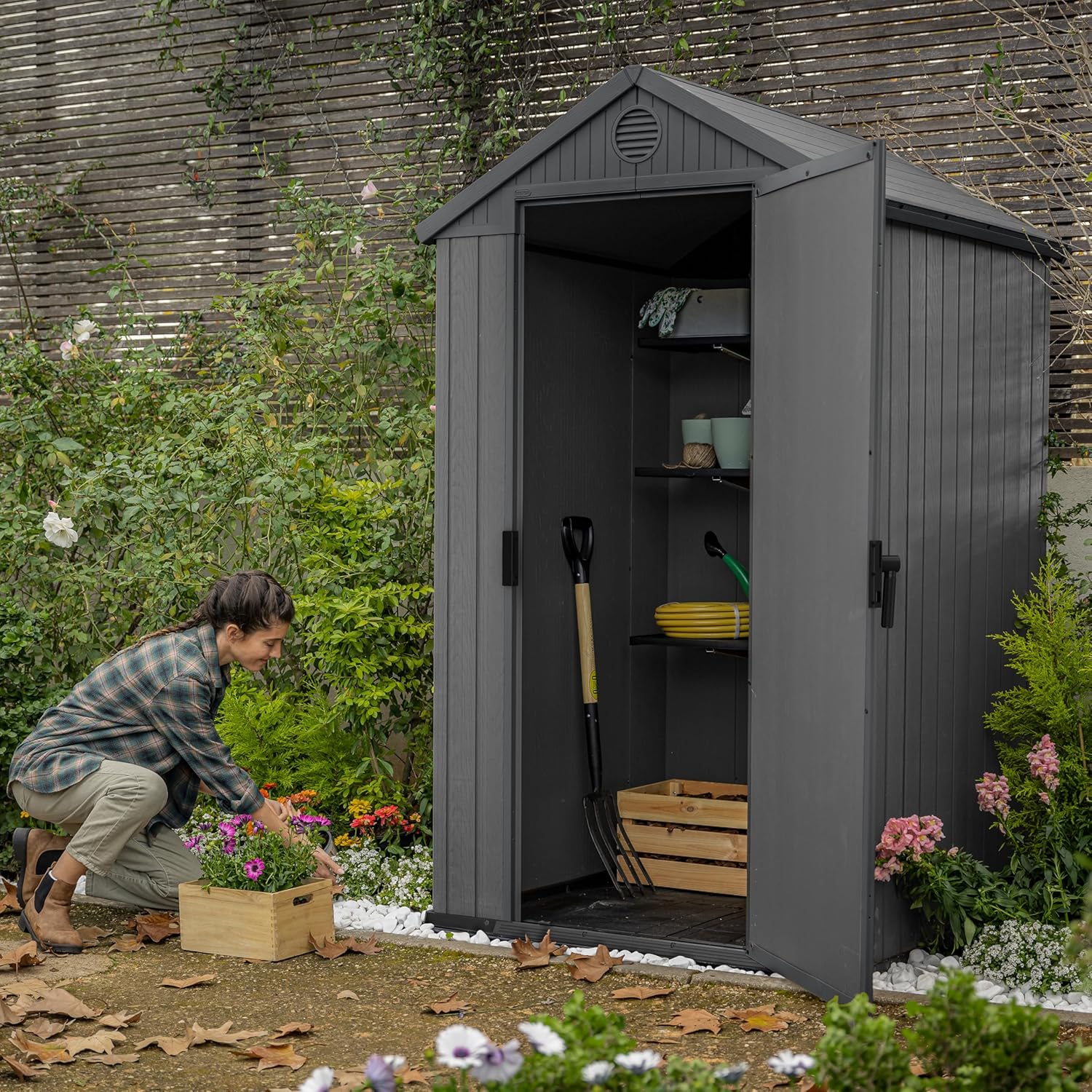 KETER Darwin 4x4 Caseta de jardín, 125.8 x 117 x 205 cm y 1.4 m2, Suelo, Sistema de ventilación, Puerta y Ventana, Resistente al Agua, Color Gris