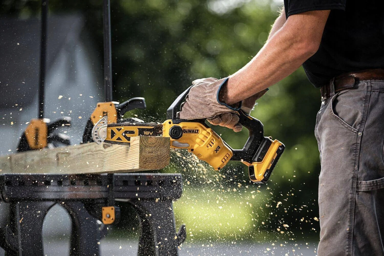 Piła łańcuchowa akumulatorowa DeWalt DCMPS520n do drewna mała pilarka 18V