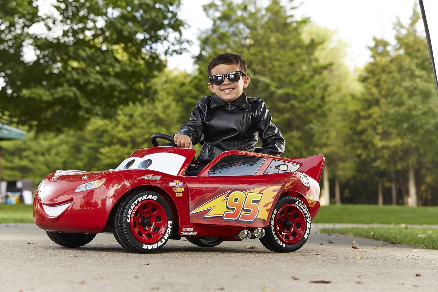 Huffy Cars Lightning Mcqueen Coche eléctrico para niños 3-5 años - Coche 6v con Luces de Trabajo y Sonido