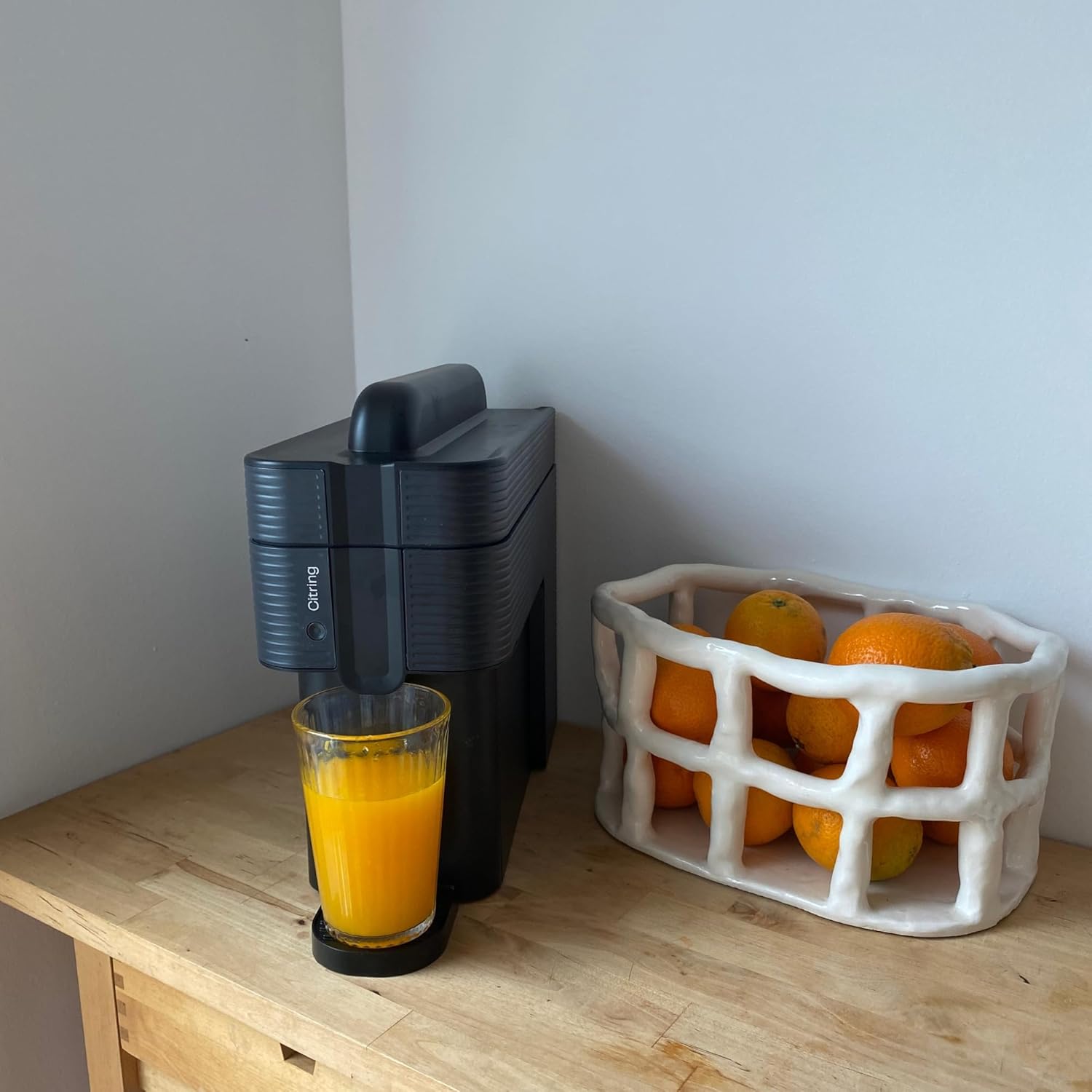 One exprimidor de naranjas electrico automatico | Tu zumo listo en menos de un minuto con solo pulsar un botón - orange juicer machine hecha en España | Más Rápida. Más Limpia. Mejor (NEGRO)