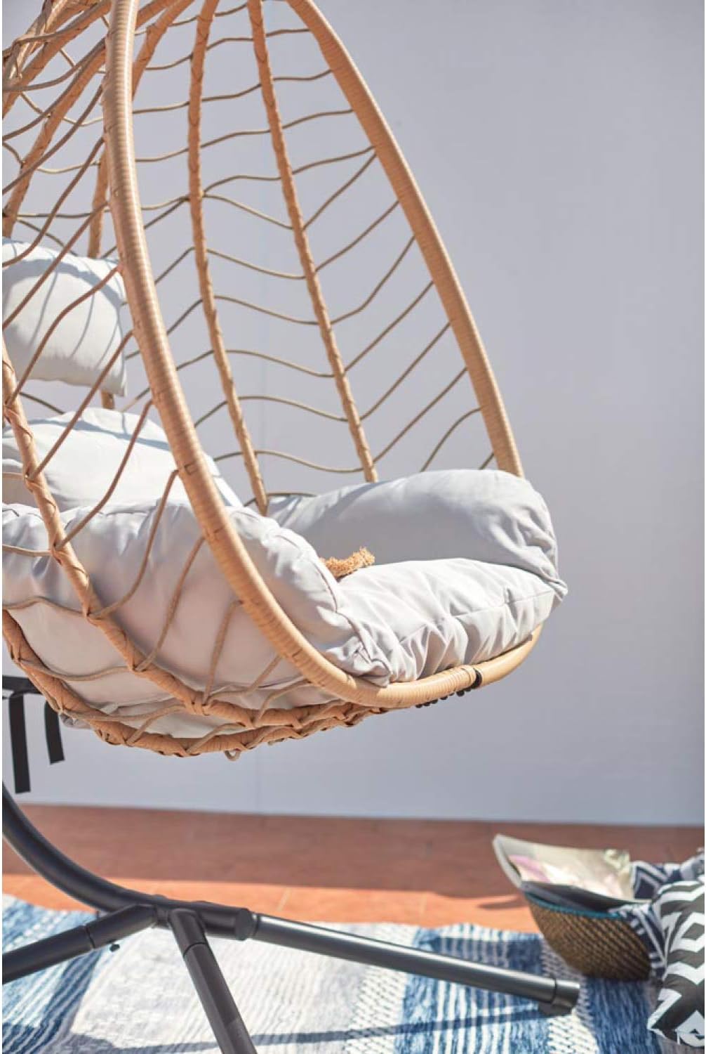 Concept-Usine | Hermosa Silla Colgante Lima en Estructura de Acero y Resina Aspecto Ratán Color Beige, Cojín Acolchado Cómodo y Extraíble. Hamaca Impermeable y Resistente, Soporta 160 Kg