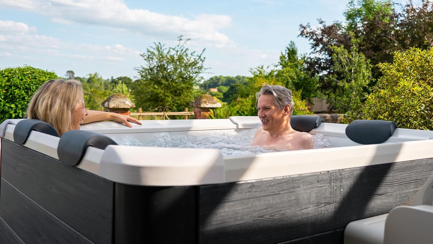 MSpa Oslo SPA bañera de hidromasaje Exterior para 6 Personas, Pared Exterior Sólido, Iluminación LED, Uso Todo el Año, Resistente al Invierno