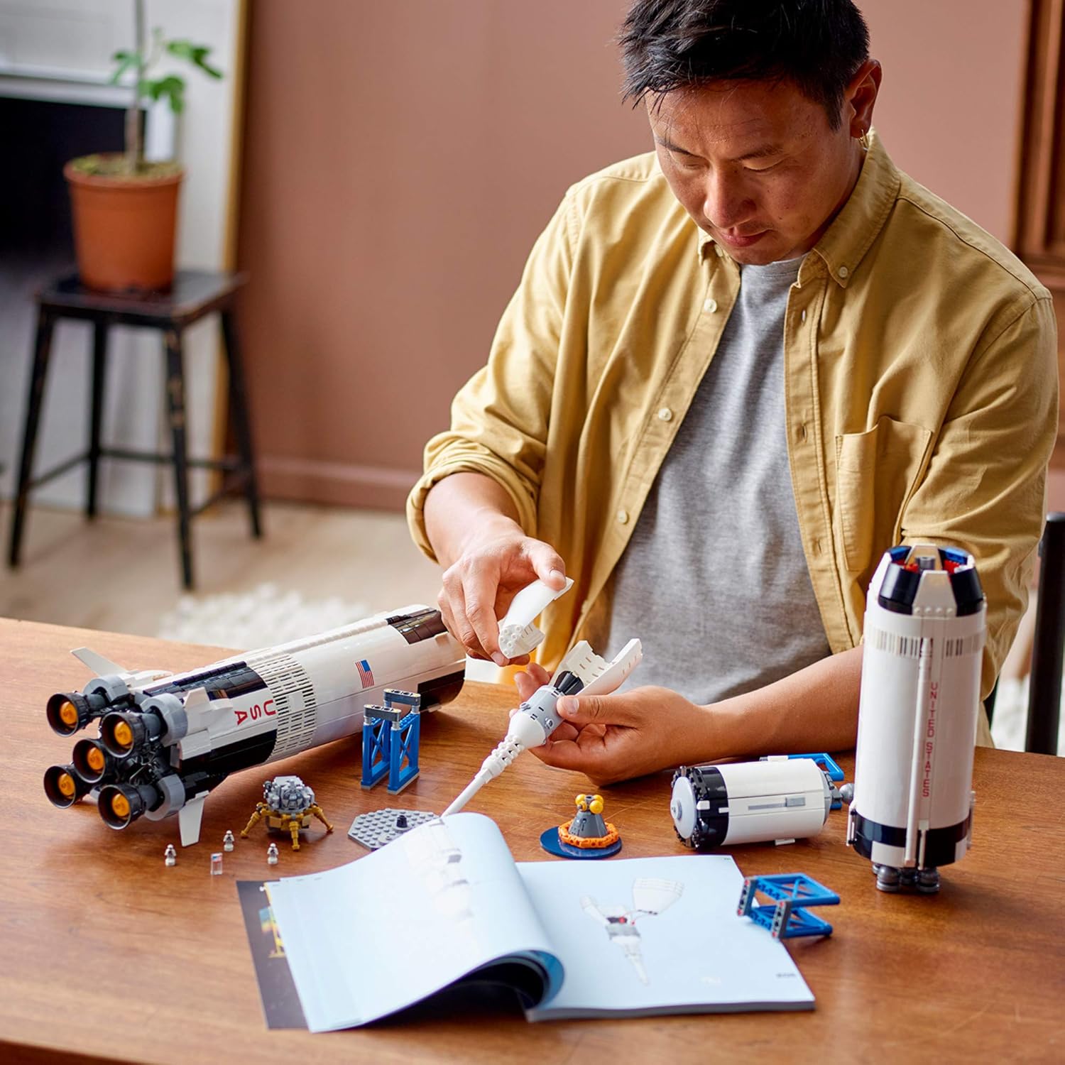Ideas NASA Apollo Saturn V 21309 Building Kit (1969 Piece)